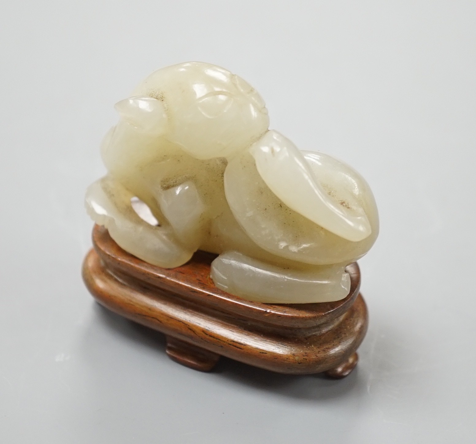A 19th century Chinese jade recumbent cat, 5cms wide.